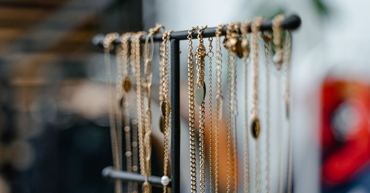 A Guide to Layering Necklaces for a Chic Look